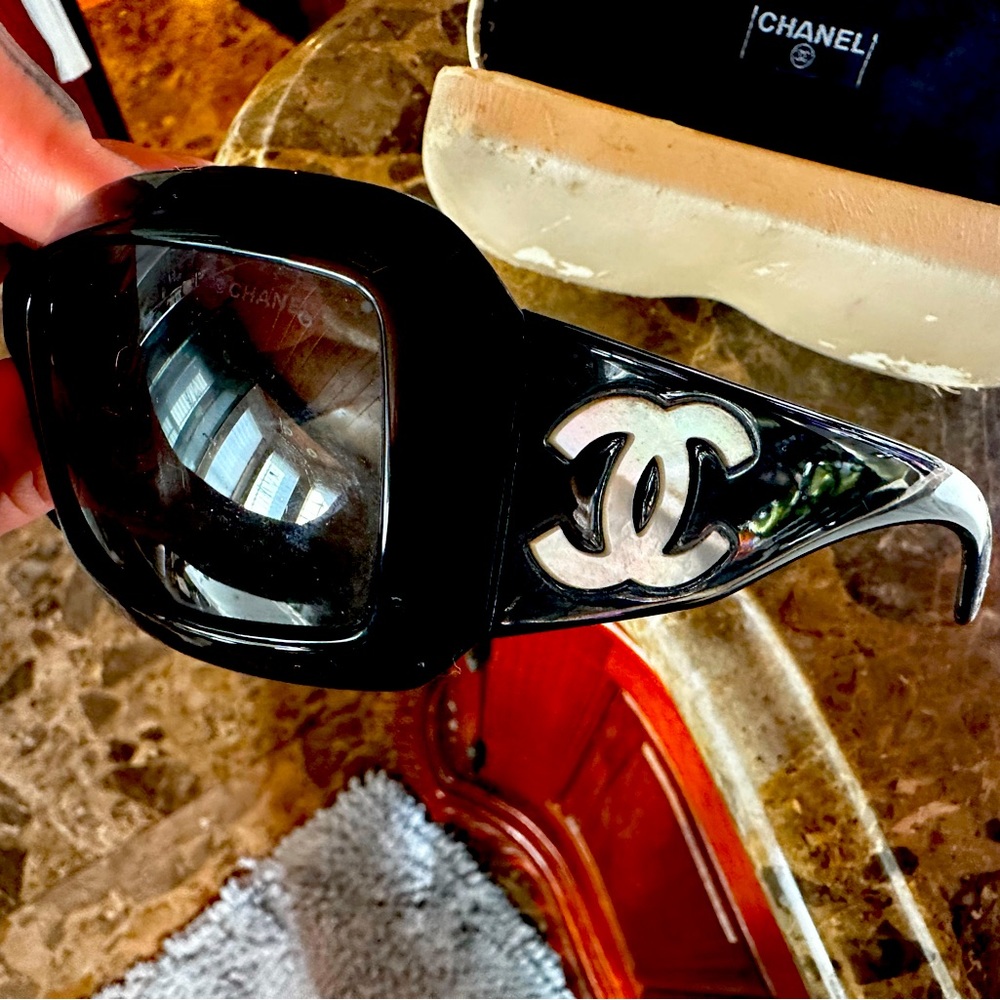 CHANEL sunglasses.  Black mother of pearl. AUTHENTIC.   90s 2000s